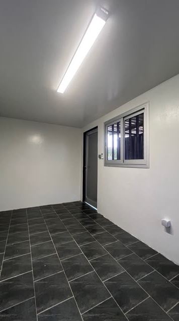 La même pièce terminée : carrelage, éclairage, fenêtre
