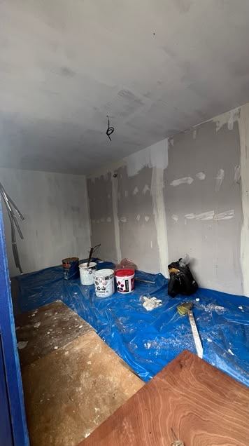 Pièce pendant le chantier : enduits, bâches, peinture