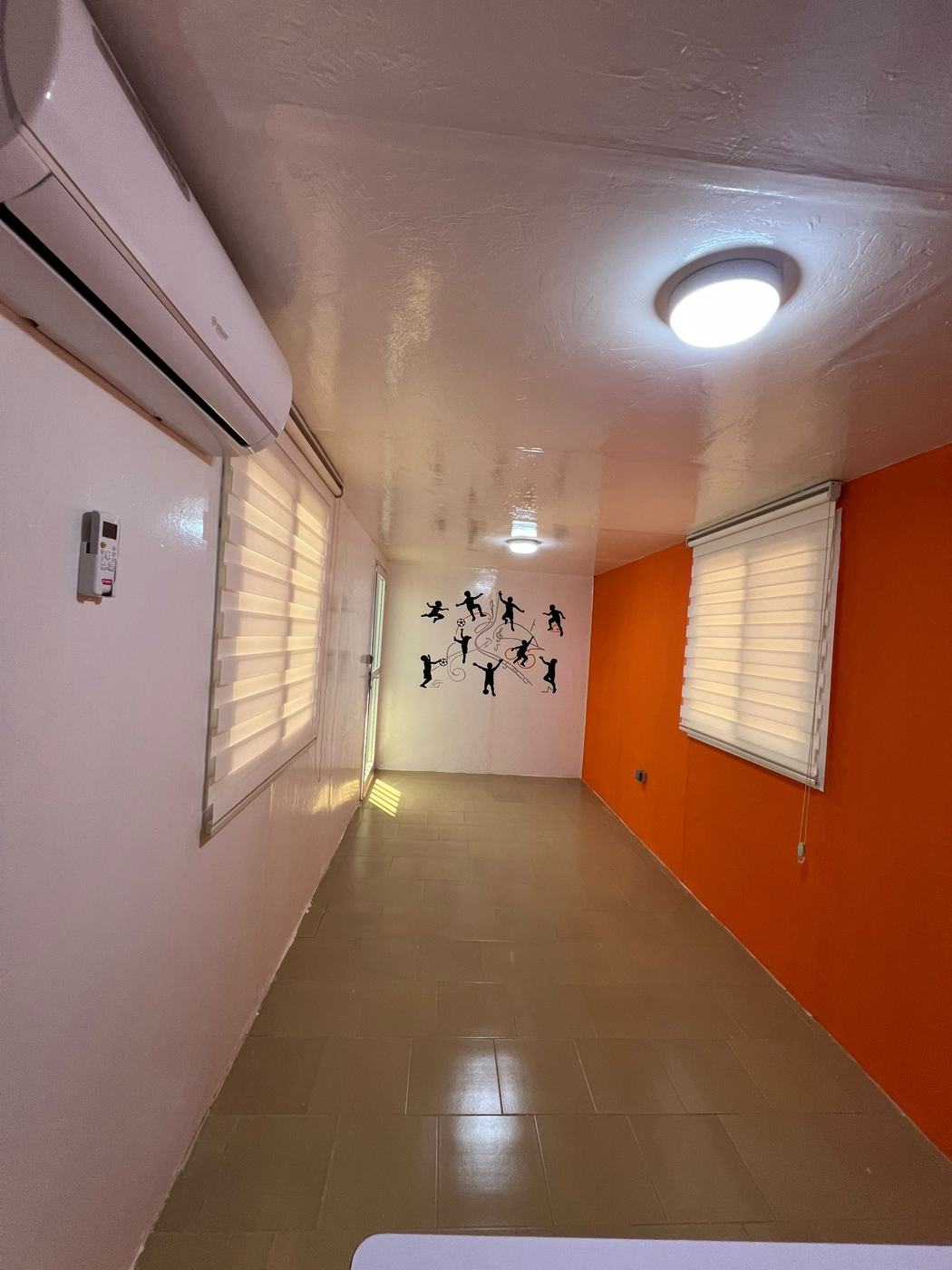 Électricité & finitions : aménagement de conteneur par Touba Métal