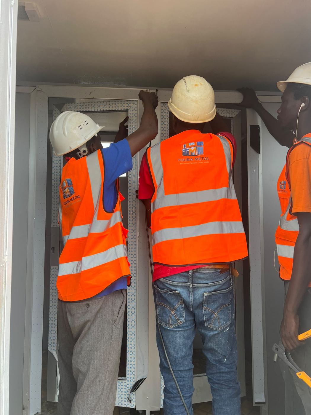 Menuiserie alu : aménagement de conteneur par Touba Métal